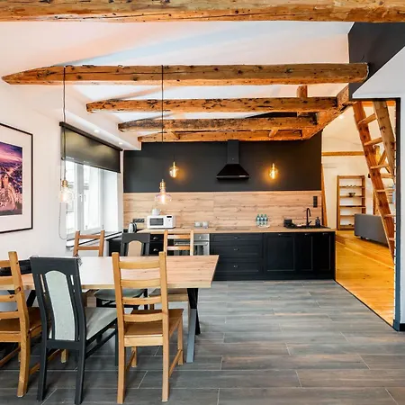 شقة Old Town Wooden Loft By Bookinghost